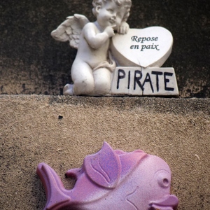 Un ange avec l'inscription repose en paix pirate et un poisson rose - France  - collection de photos clin d'oeil, catégorie streetart